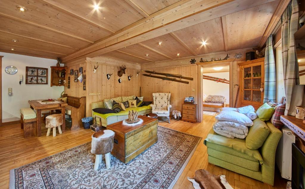 salon z kanapą i stołem w obiekcie Appartement Gretl w mieście Viehhofen