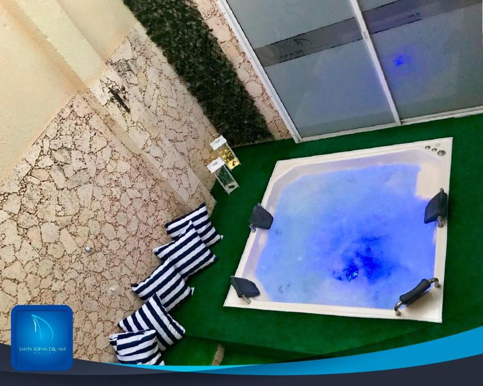 an overhead view of a swimming pool with two chairs at Santa Sophia Del Mar B&B hotel in Santa Marta