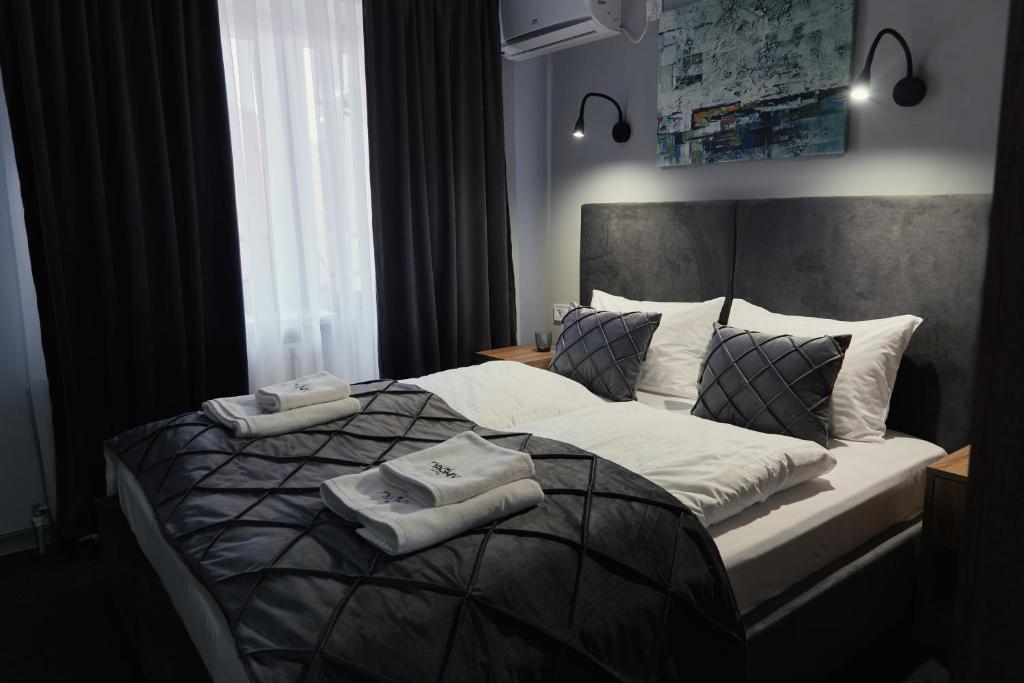 Кровать или кровати в номере готель Тячів
