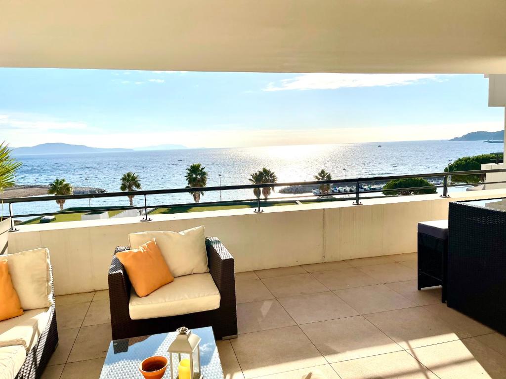 einen Balkon mit Meerblick in der Unterkunft Ô de Mer at My Luxury Home in Provence in La Ciotat