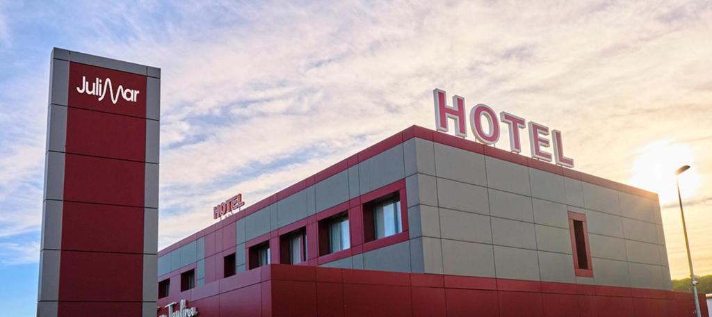 um edifício hospitalar com um sinal em cima dele em Hotel Julimar em Lloret de Mar