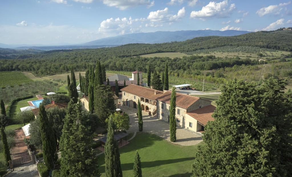 una vista aerea di una villa con cipressi di Borgo Iesolana a Bucine