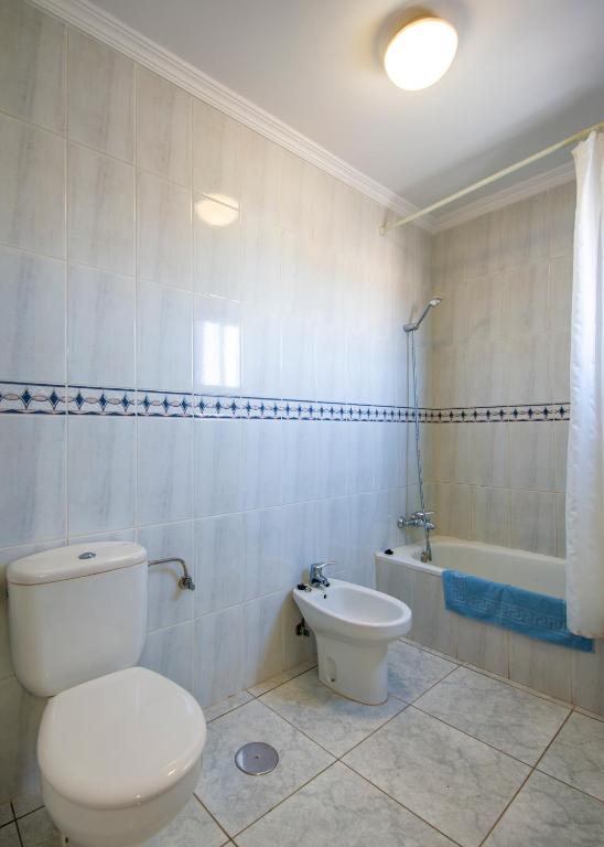 A bathroom at Reyes Natur