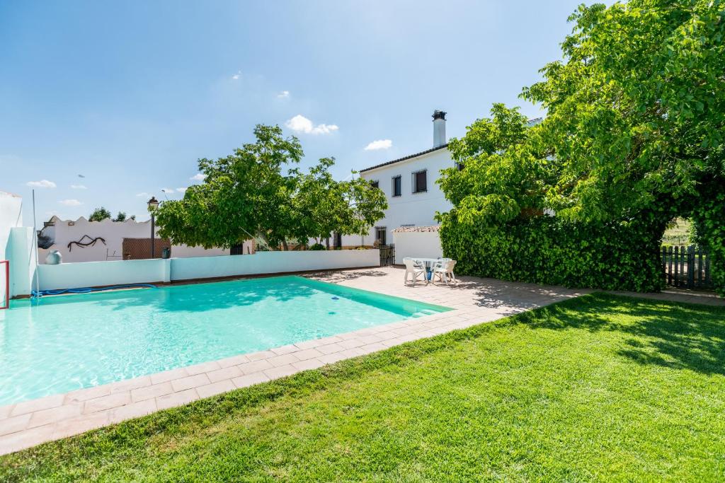 The swimming pool at or close to La Pontezuela Alanis