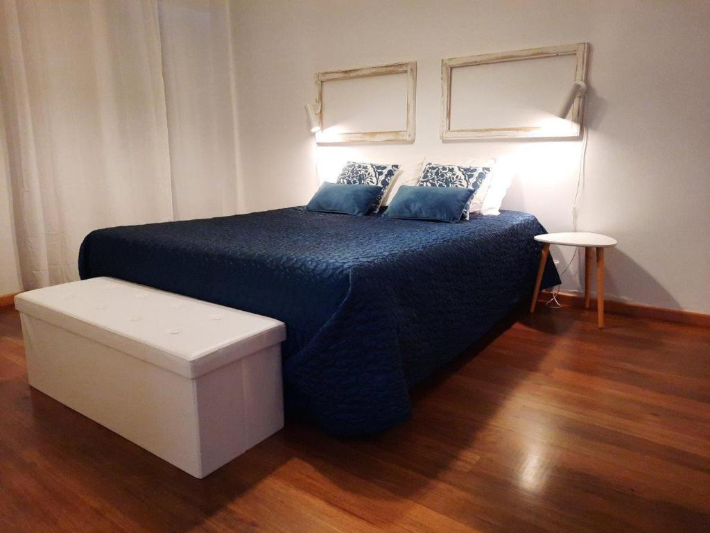 1 dormitorio con 1 cama con edredón azul en Boa Nova House, en Ponta Delgada