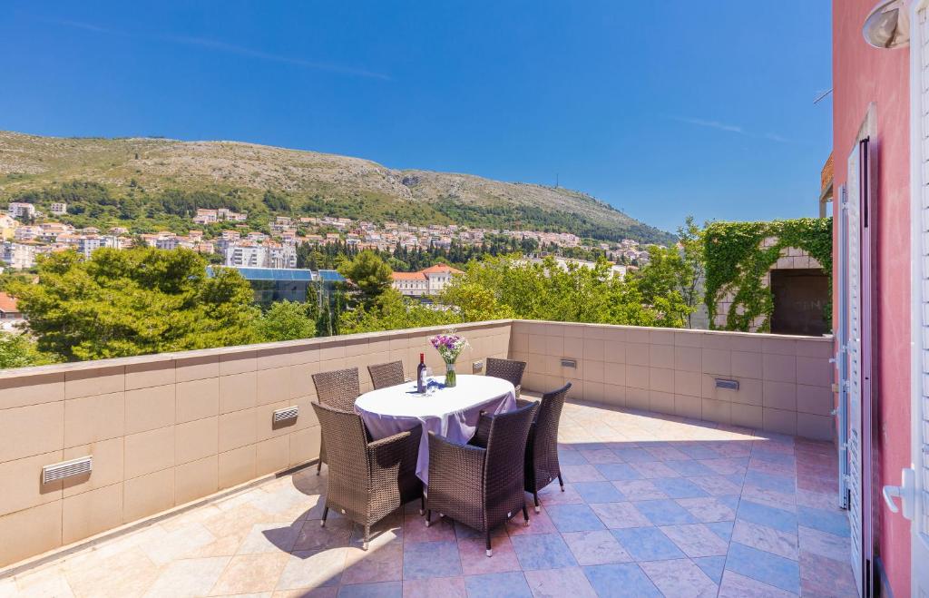 un tavolo e sedie su un balcone con vista di AmF Dubrovnik Apartment a Dubrovnik