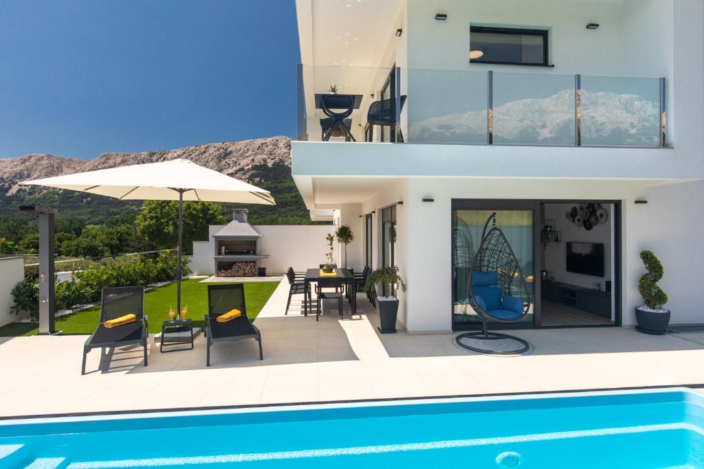 Bazén v ubytování Villa Supernus II with Heated Pool nebo v jeho okolí