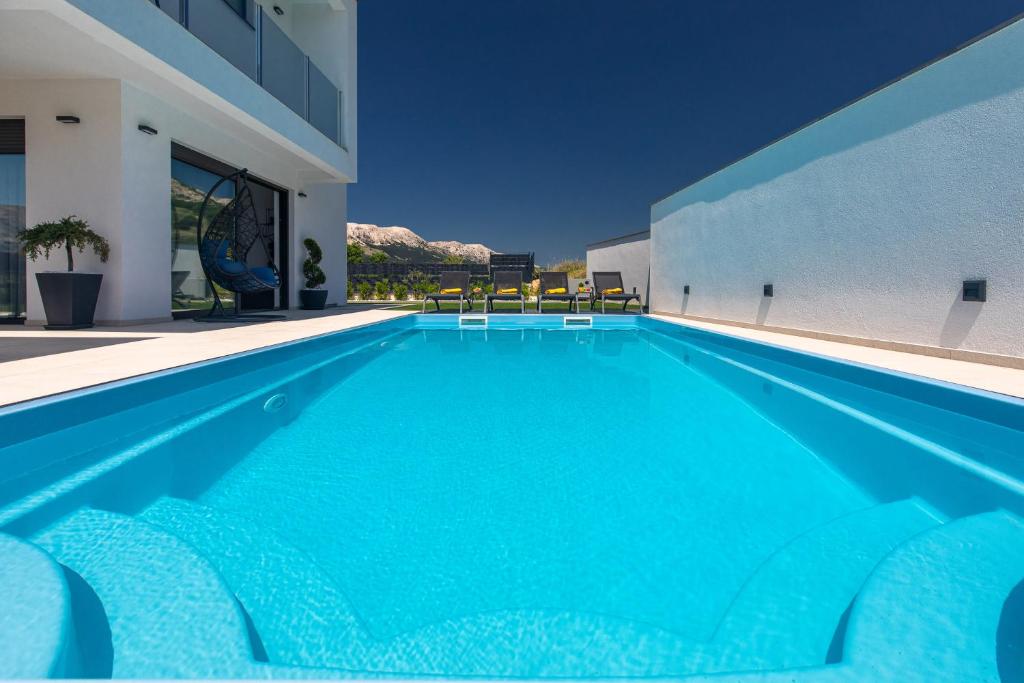 Bazén v ubytování Villa Supernus II with Heated Pool nebo v jeho okolí
