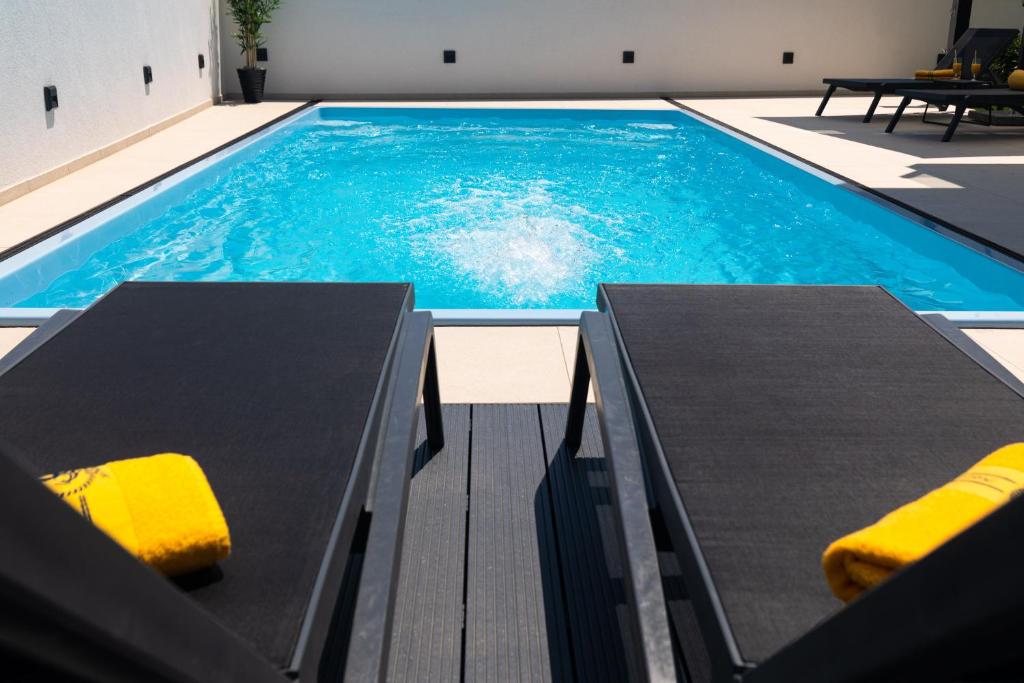 Bazén v ubytování Villa Supernus II with Heated Pool nebo v jeho okolí