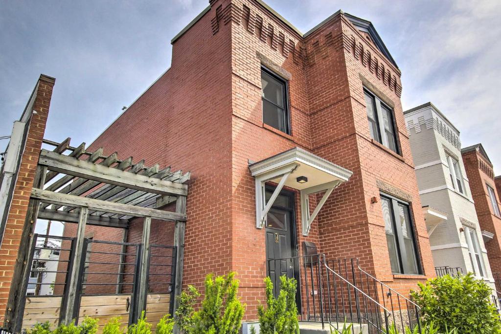 un edificio de ladrillo rojo con una gran ventana en Modern D C Retreat with Private Outdoor Space! en Washington