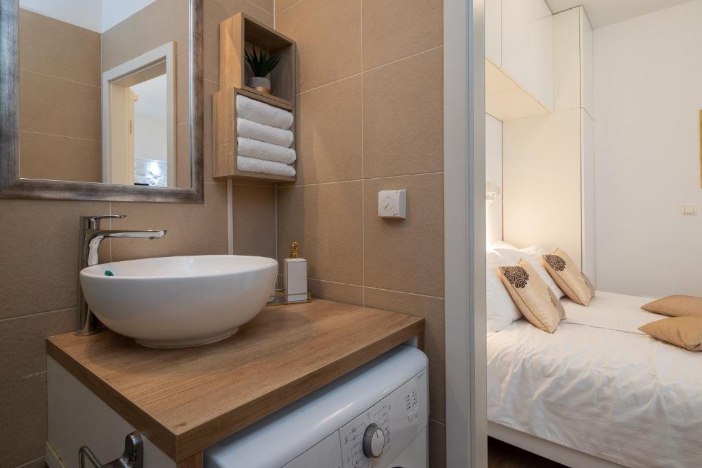 Posteľ alebo postele v izbe v ubytovaní JoJo studio apartment - Feel the City's Heartbeat