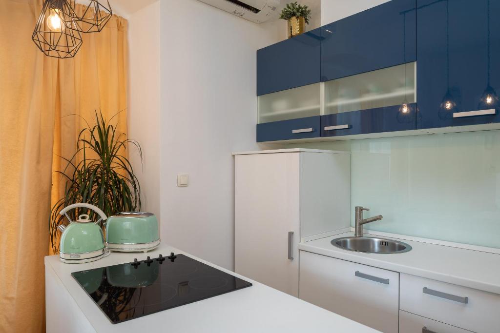 Kuchyňa alebo kuchynka v ubytovaní JoJo studio apartment - Feel the City's Heartbeat