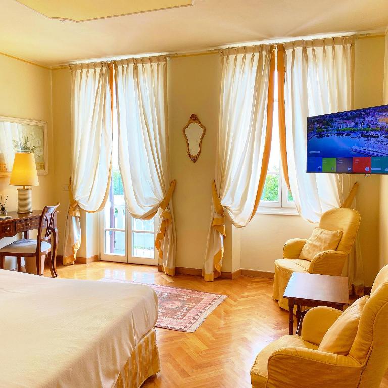 A television and/or entertainment centre at La Vittoria Boutique Hotel