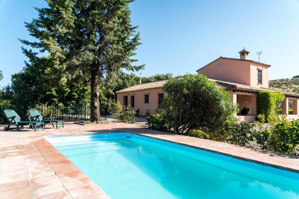 una piscina frente a una casa en Cortijo El Carmen Finca El Revuelo, en Constantina