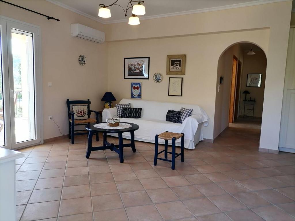 Posezení v ubytování Sunny Coco mat villa in Katelios with a sea view