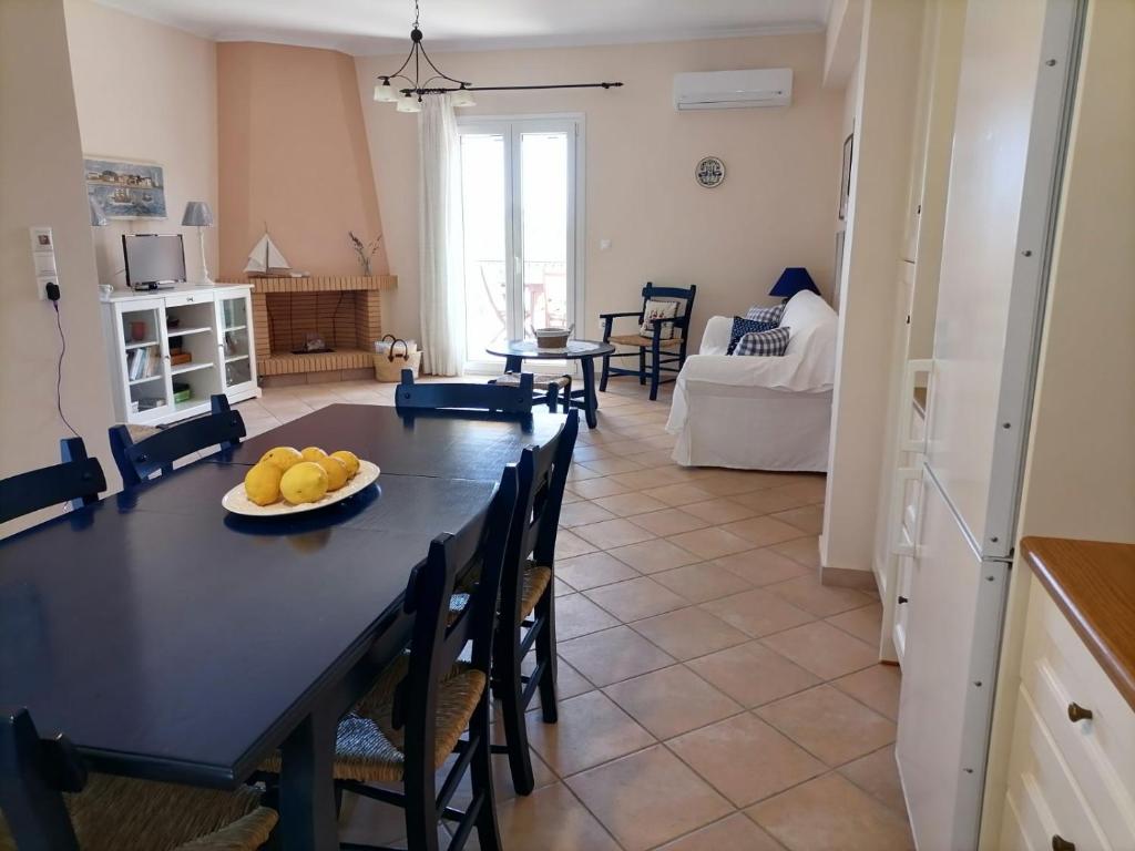 Postel nebo postele na pokoji v ubytování Sunny Coco mat villa in Katelios with a sea view