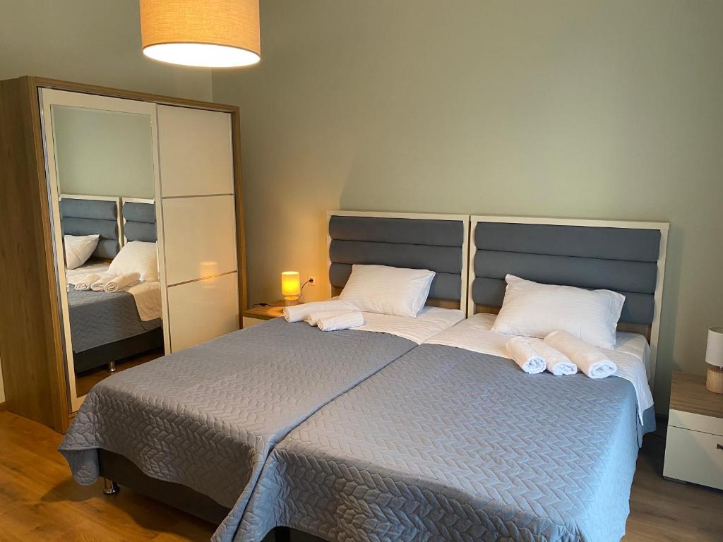 Postel nebo postele na pokoji v ubytování Kobuleti Garden Inn
