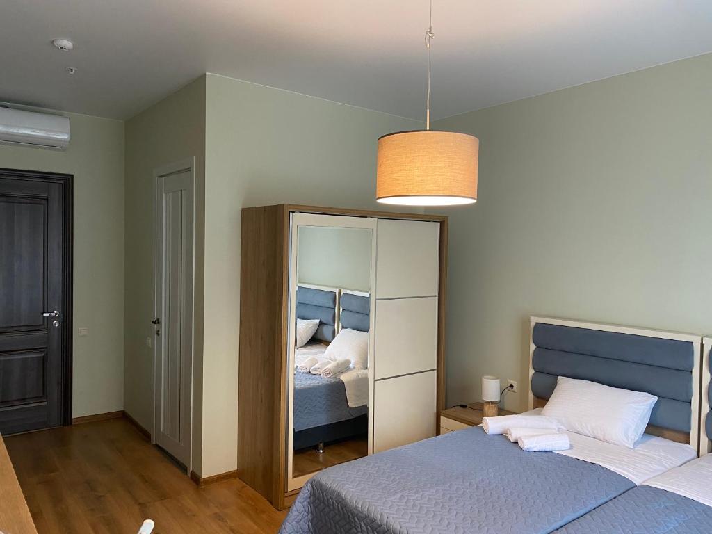 Postel nebo postele na pokoji v ubytování Kobuleti Garden Inn