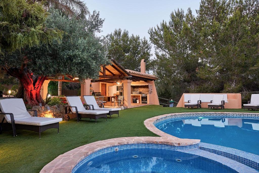 un patio trasero con piscina y una casa en Gran Casa Con Pisina Privada Gimnasio Y Ping Pong, en Sant Mateu d’Albarca