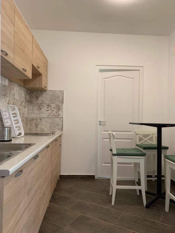 Kuchyňa alebo kuchynka v ubytovaní Levendulakert Siófok Apartmanház
