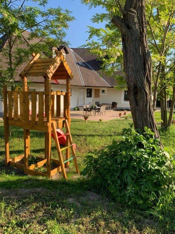 Vonkajšia záhrada v ubytovaní Levendulakert Siófok Apartmanház