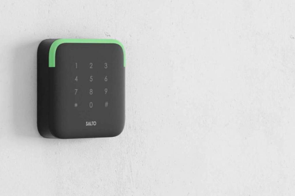 un reloj negro y verde en una pared en Pensión San Martin, en San Sebastián