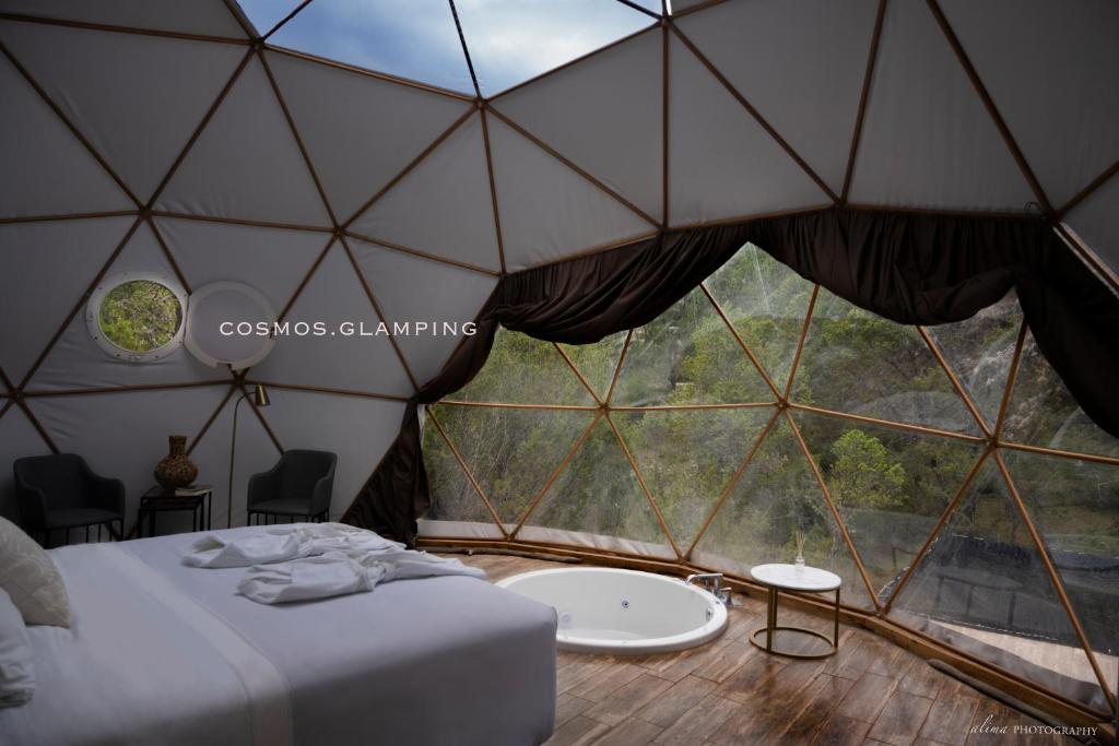 Postel nebo postele na pokoji v ubytování COSMOS GLAMPING ARTEAGA
