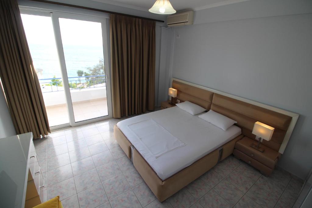Postel nebo postele na pokoji v ubytování Murati Suites Sarandë