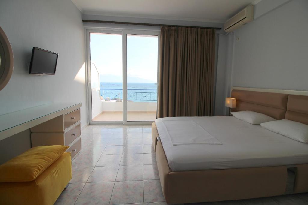 Postel nebo postele na pokoji v ubytování Murati Suites Sarandë