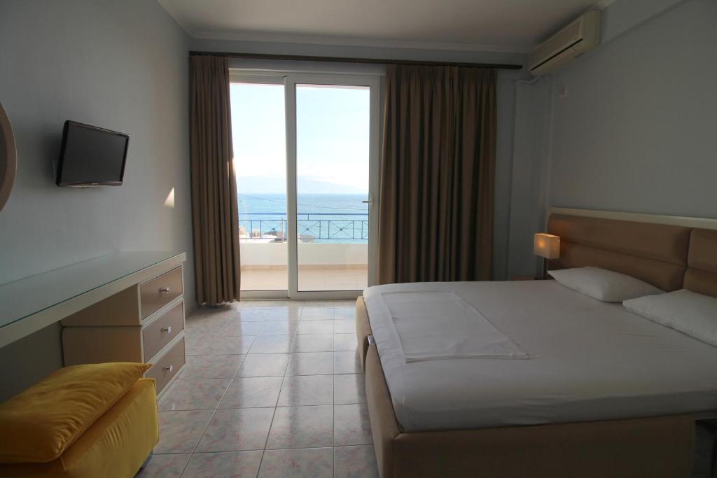 Postel nebo postele na pokoji v ubytování Murati Suites Sarandë
