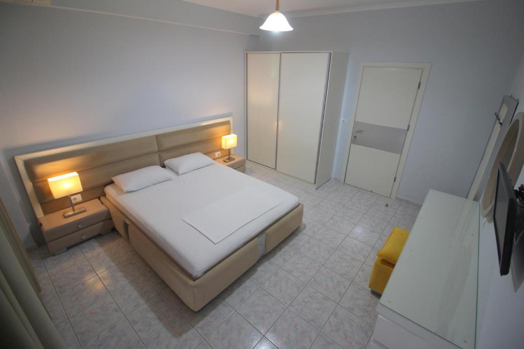 Postel nebo postele na pokoji v ubytování Murati Suites Sarandë