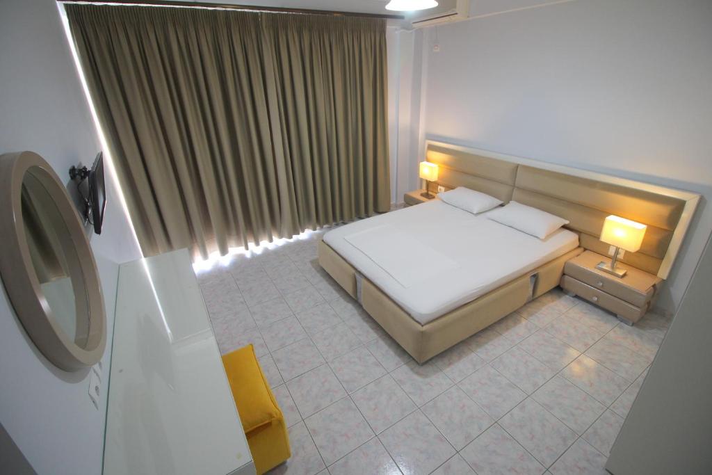 Postel nebo postele na pokoji v ubytování Murati Suites Sarandë