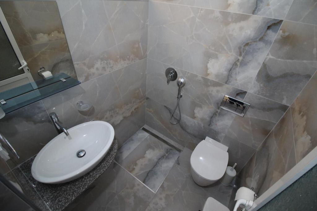 Koupelna v ubytování Murati Suites Sarandë