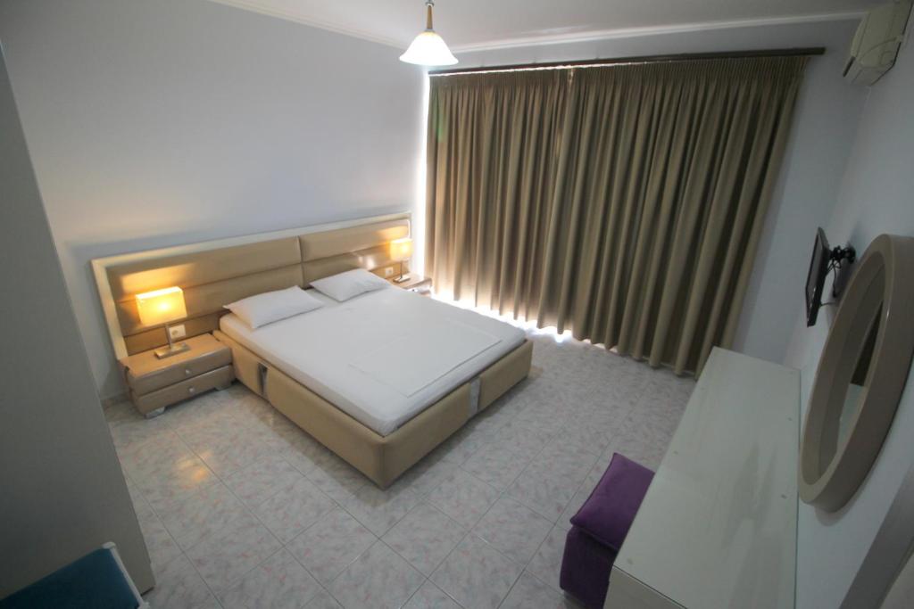 Postel nebo postele na pokoji v ubytování Murati Suites Sarandë