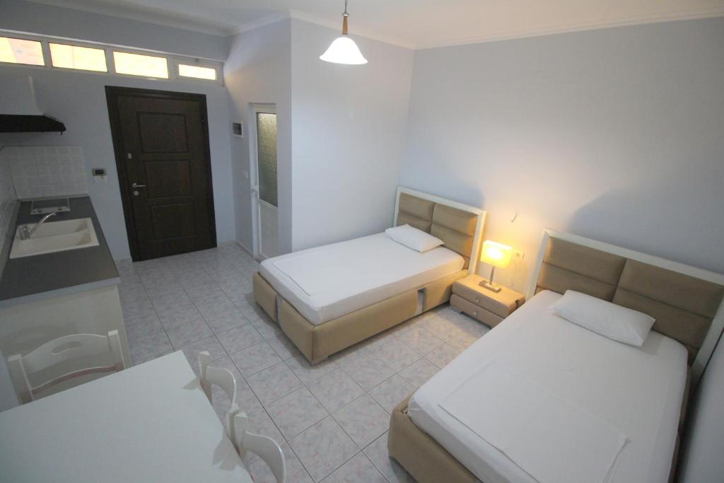 Postel nebo postele na pokoji v ubytování Murati Suites Sarandë