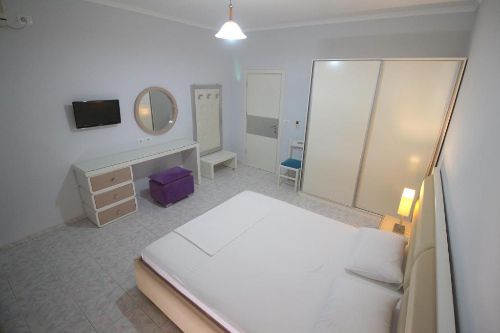Postel nebo postele na pokoji v ubytování Murati Suites Sarandë