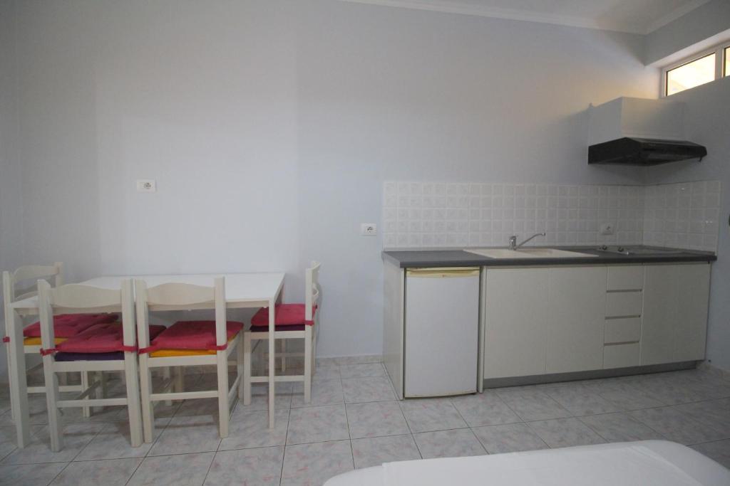 Kuchyň nebo kuchyňský kout v ubytování Murati Suites Sarandë