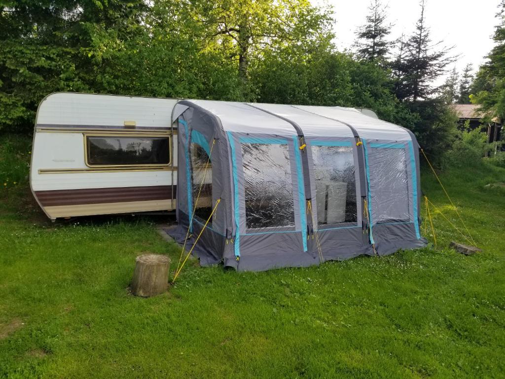 ein Zelt im Gras auf einem Feld in der Unterkunft Sykovec Karavan Sýkorka in Nové Město na Moravě