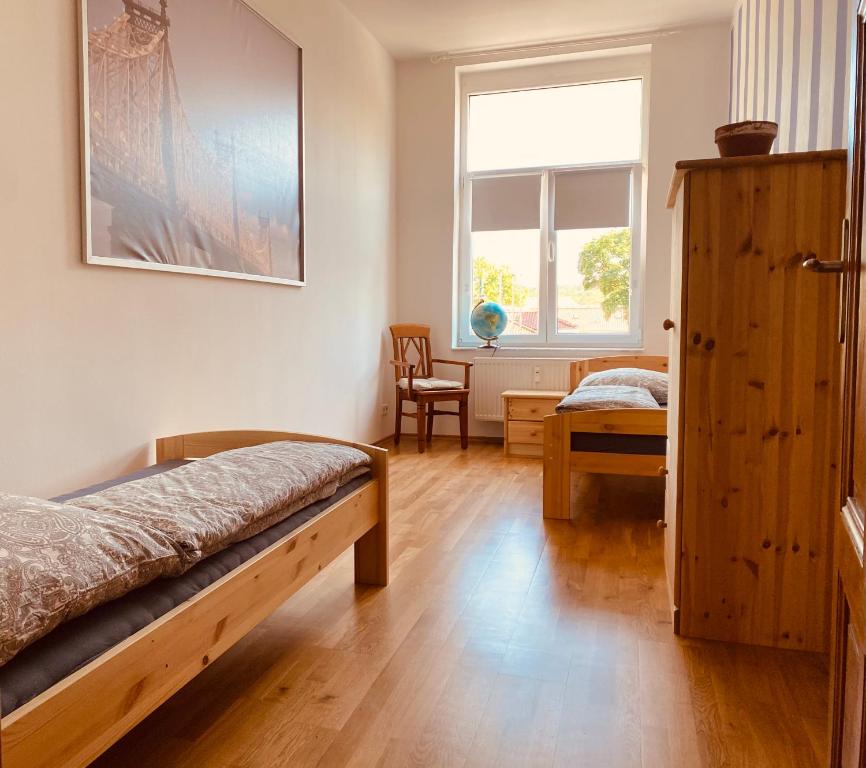 um quarto com uma cama, uma secretária e uma janela em Moderne Wohnung in Eberswalde em Eberswalde-Finow