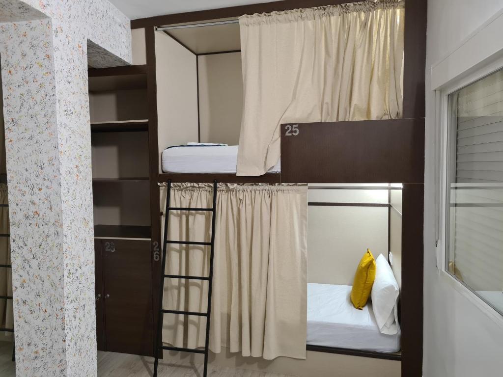 - deux lits superposés dans une chambre dans l'établissement Hostel M-A Rooms Mate, à Madrid