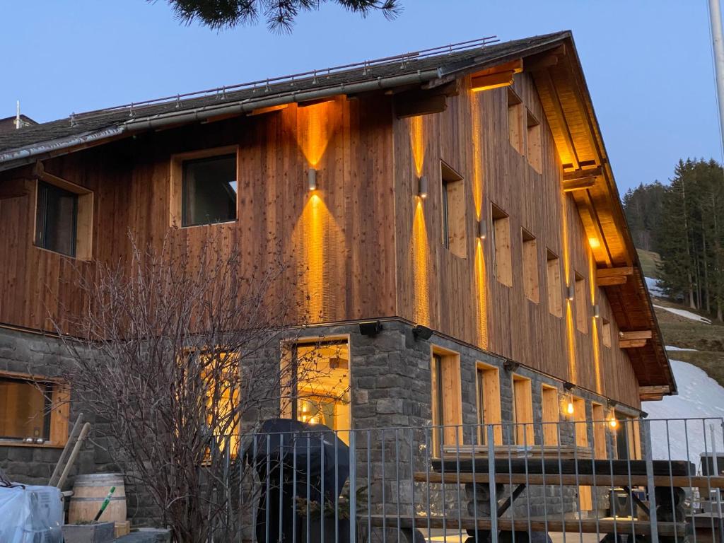 un bâtiment avec des lumières sur son côté dans l'établissement Berggasthaus Eggberge, à Altdorf