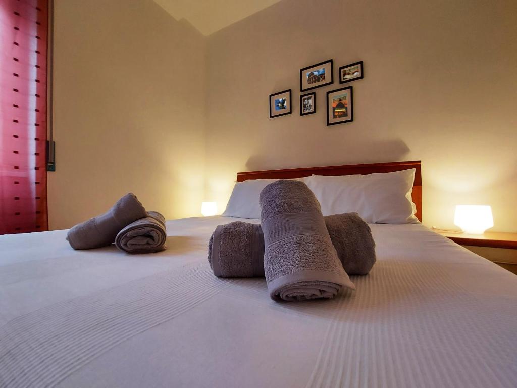 A bed or beds in a room at FREE BREAKFAST - Michelangelo Dream House