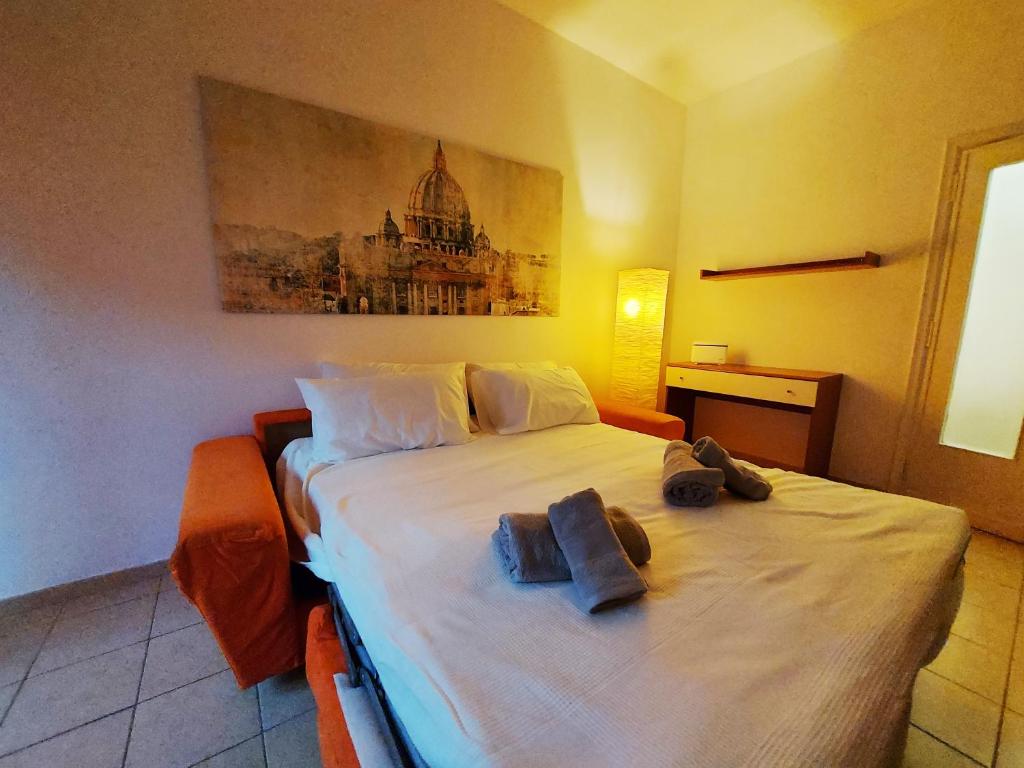 A bed or beds in a room at FREE BREAKFAST - Michelangelo Dream House