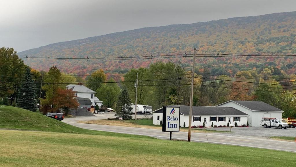 un panneau au milieu d'une route à côté d'une maison dans l'établissement Relax Inn Altoona, à Altoona