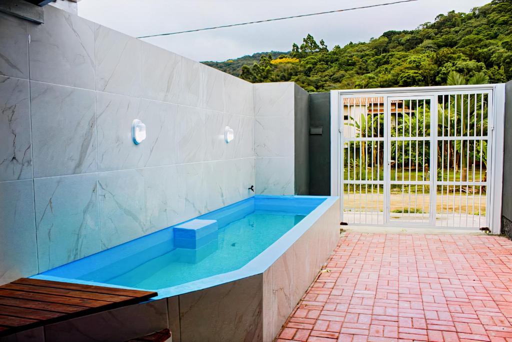 bañera de hidromasaje en medio de un patio en Agata indisponivel, en Itapema