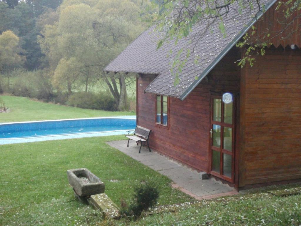 Bazén v ubytování Chalet in Bechyne with Private Pool nebo v jeho okolí