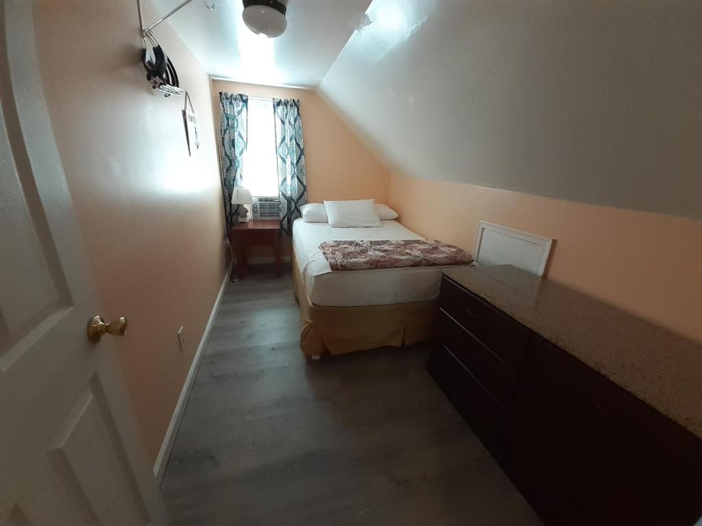 Ein Bett oder Betten in einem Zimmer der Unterkunft Atlantic Breeze Motel &amp; Apartments