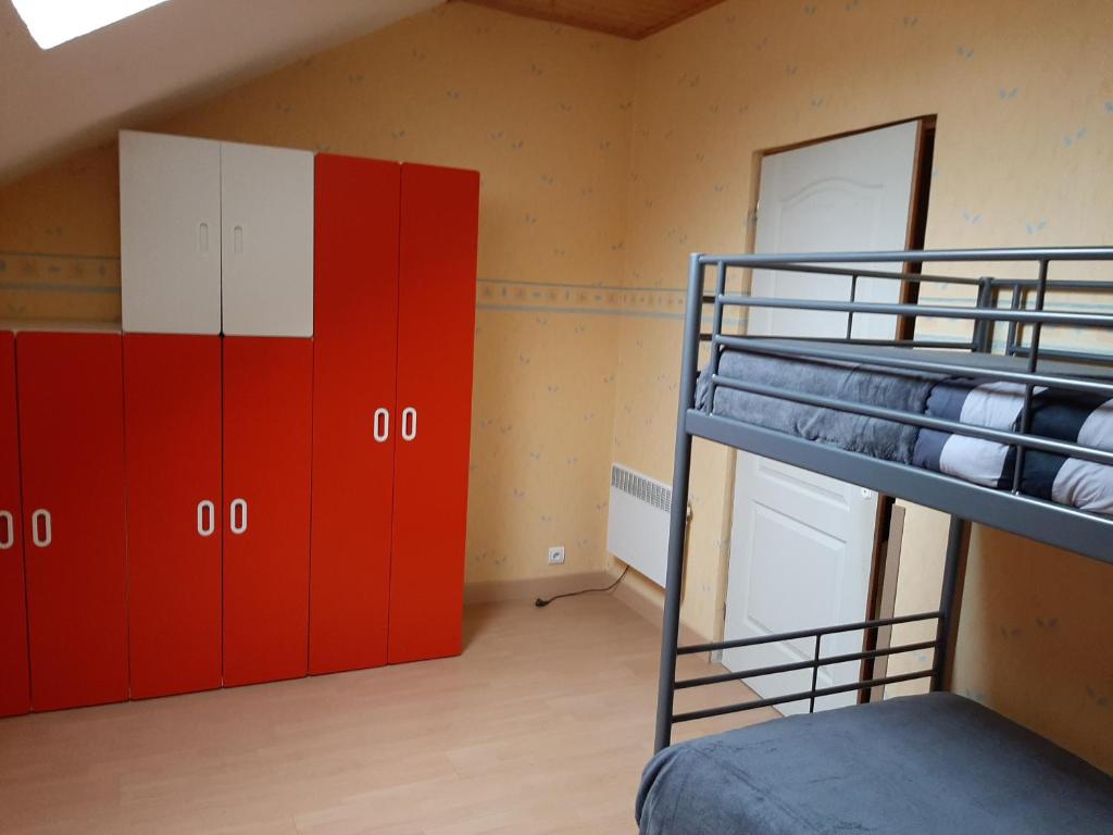 Habitación con 2 literas y armarios rojos. en Maison de vacances, en Montgesoye