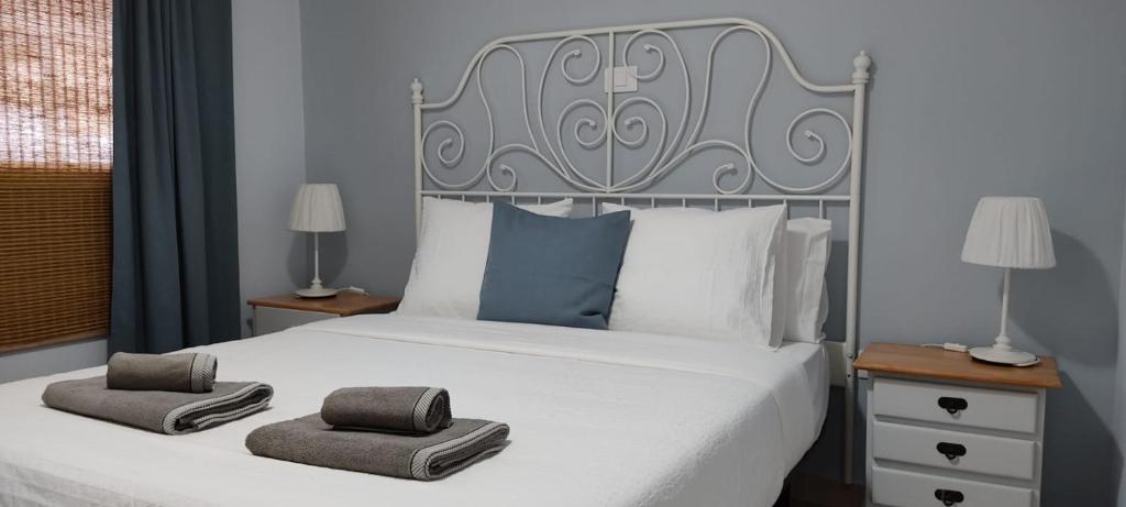 1 dormitorio con 1 cama grande y 2 toallas. en Casa Tío Luis, en Santa Cruz de la Palma