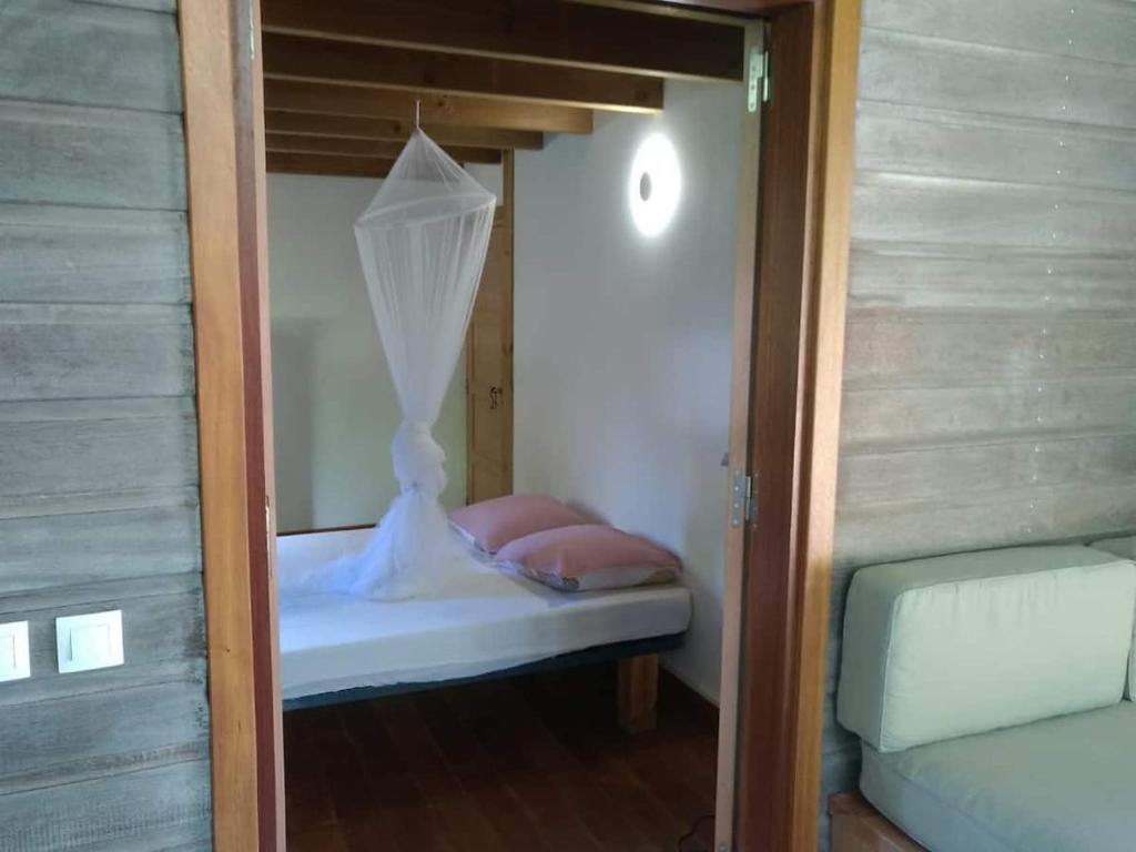 Postel nebo postele na pokoji v ubytování Un cosy sous le vent